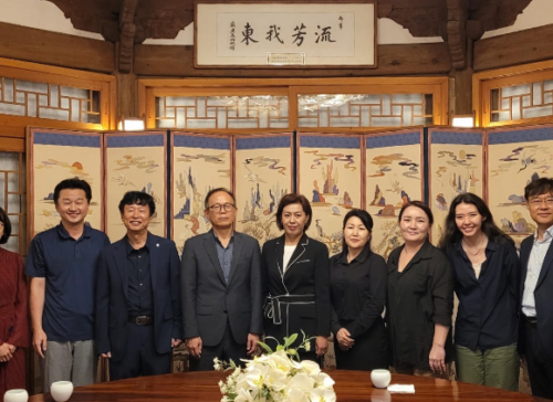 Group photo (From the third on the left side, KIM Jisung, Director-General of ICHCAP; YI Kyunghoon, the Vice administrator of Cultural Heritage Administration; Ainura Askarova, Vice Minister of MCISYP) © ICHCAP