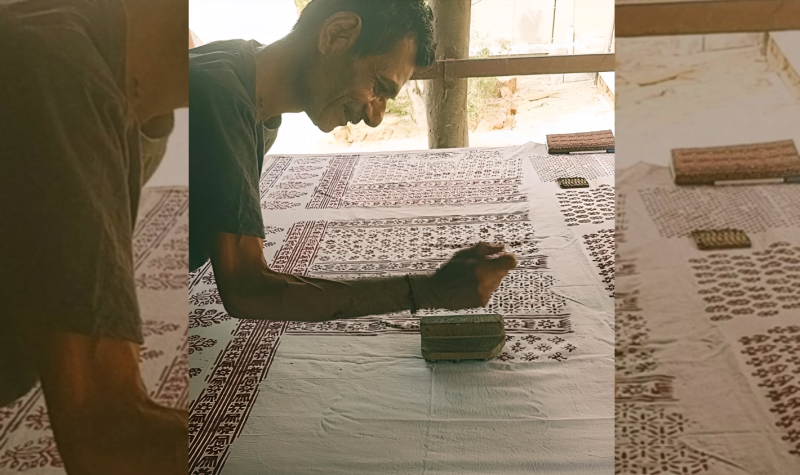 Mansukh Bhai printing on plain white cotton fabric- different traditional Bela motifs as part of Khamir’s on-going Bela print ation project © Rutuja Nilesh Sahasrabudhe