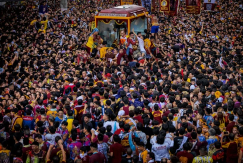 Faith in Motion: 8 Million Devotees Join 2025 Black Nazarene Procession in Manila 사진